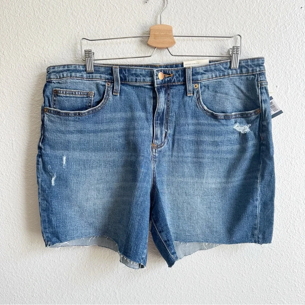 NWT Universal Thread Boyfriend Shorts Distressed Blue Jean Women’s Size 16 33